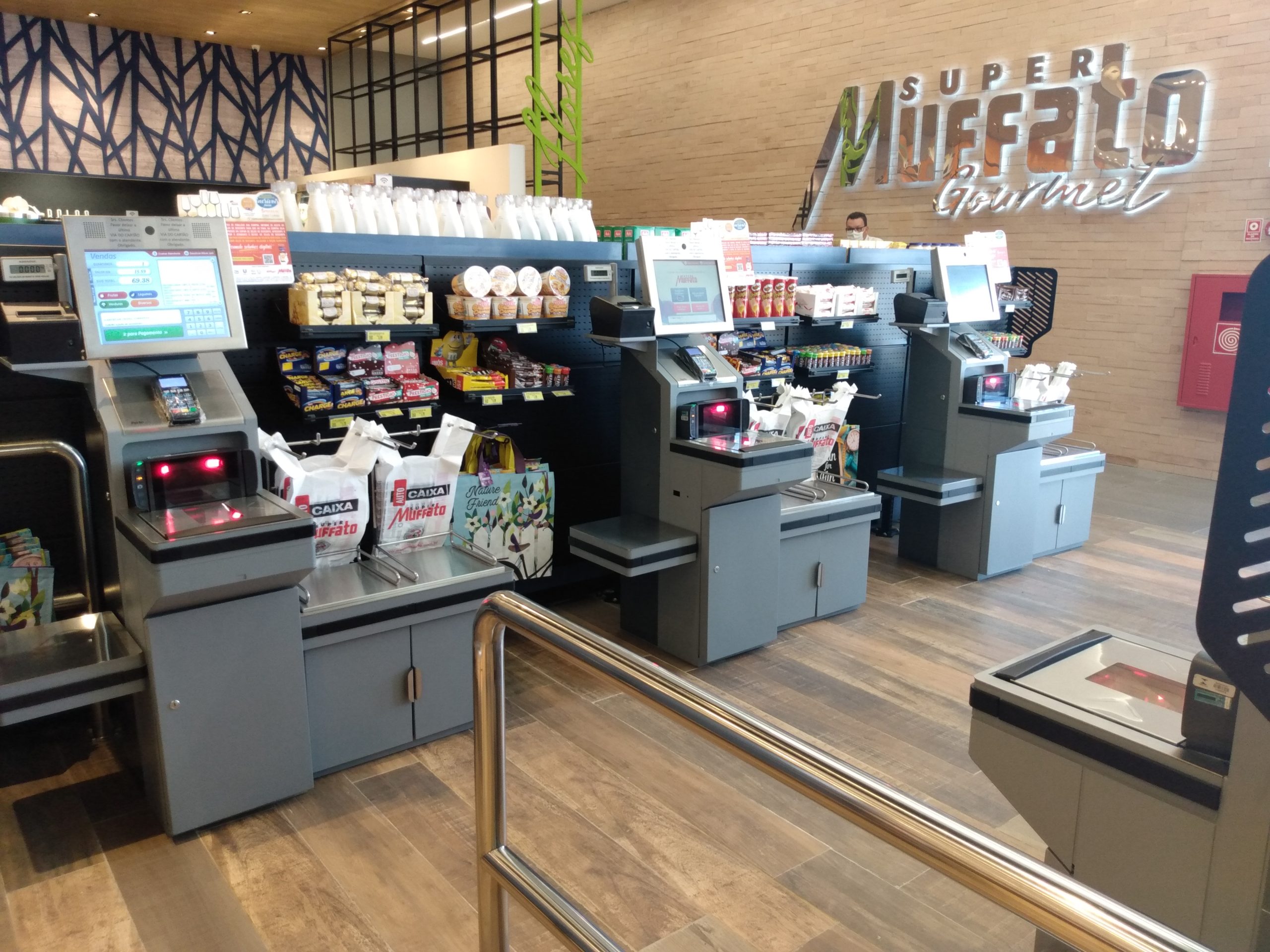 Supermercado Muffato instala novo lote de self-checkouts desenvolvidos pela Perto