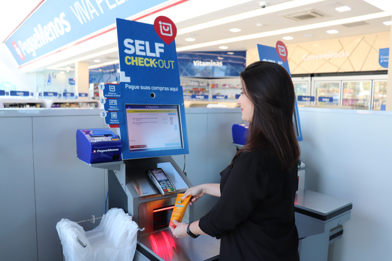 Self-checkouts entram em operação na Loja Conceito da rede Pague Menos